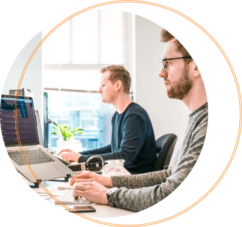 Dos hombres usando computadoras.